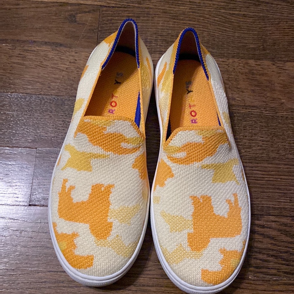 Kids size 4 Rothy’s with yellow dog print